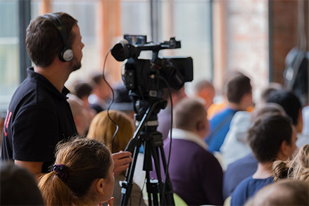Een tv-studio waar opnames worden gemaakt